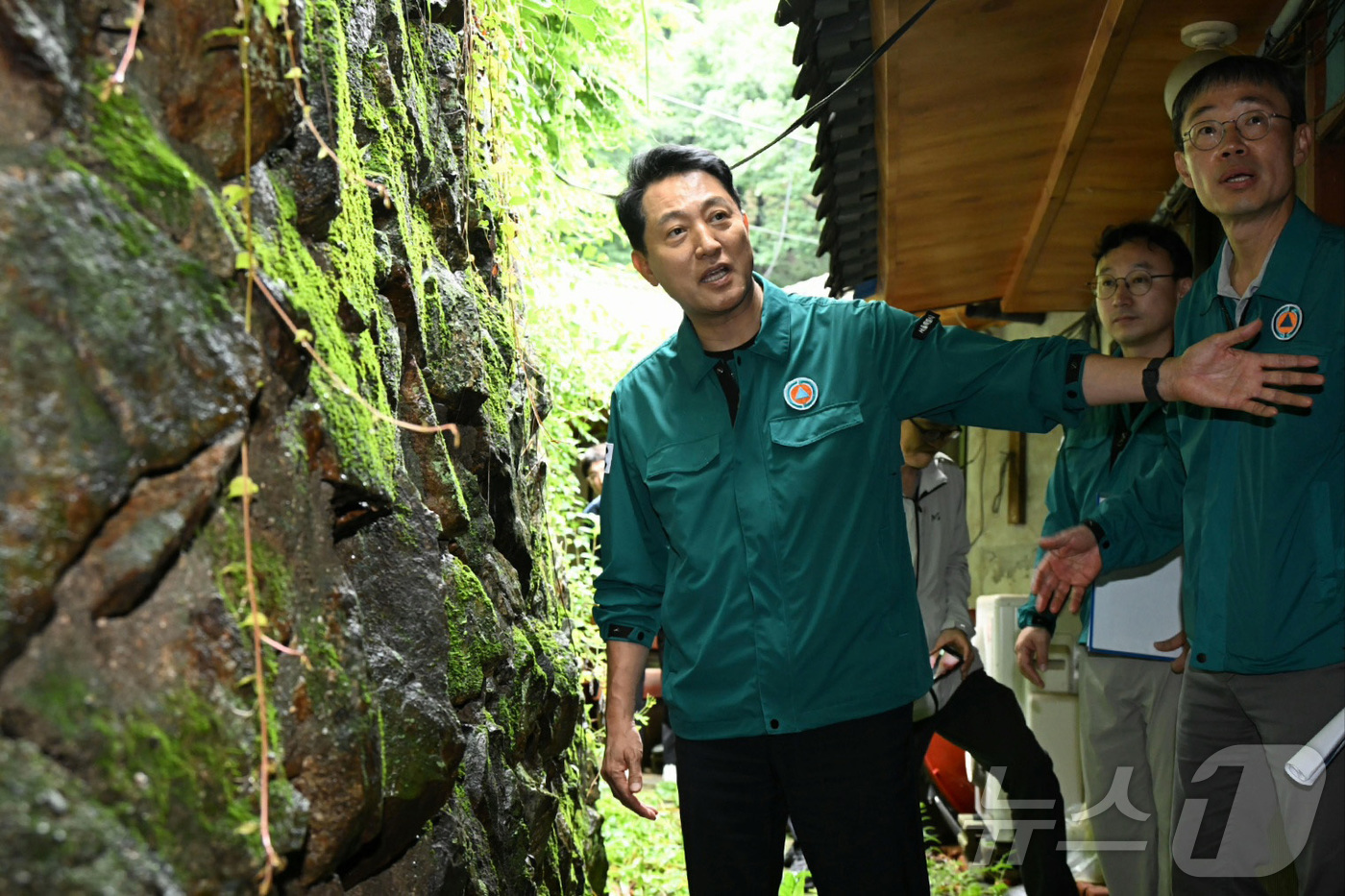 (서울=뉴스1) = 오세훈 서울시장이 18일 서울 은평구 약수사를 찾아 산사태 방지 시설을 점검하고 있다. (서울시 제공. 재판매 및 DB 금지) 2026.7.18/뉴스1
