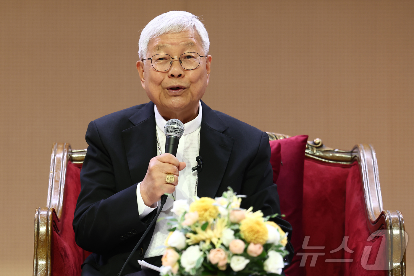 (서울=뉴스1) 김민지 기자 = 교황청 성직자부 장관인 유흥식 라자로 추기경이 18일 오후 서울 중구 명동대성당 코스트홀에서 열린 '유흥식 추기경이 만난 두 교황 이야기' 강연에서 …