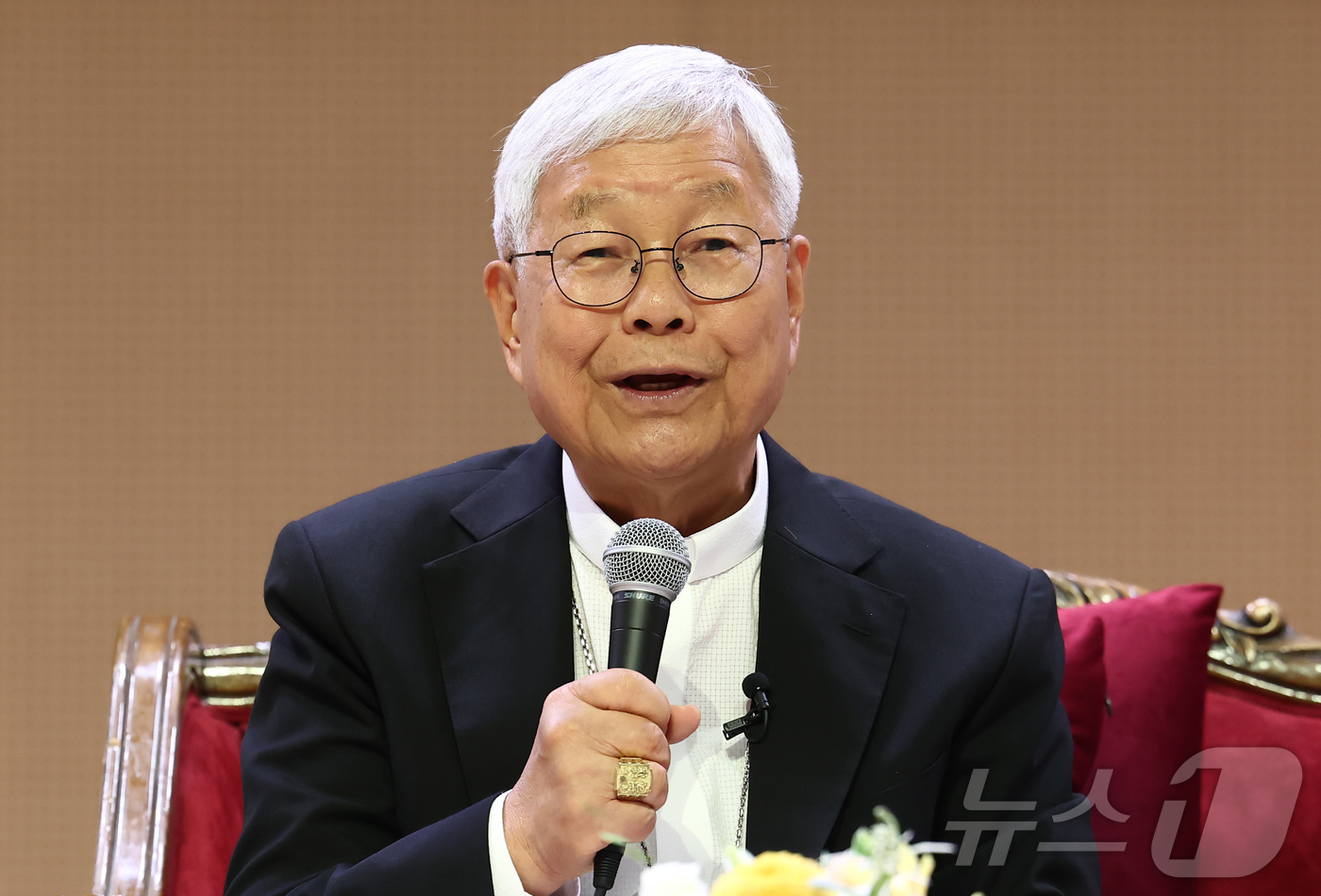 (서울=뉴스1) 김민지 기자 = 교황청 성직자부 장관인 유흥식 라자로 추기경이 18일 오후 서울 중구 명동대성당 코스트홀에서 열린 '유흥식 추기경이 만난 두 교황 이야기' 강연에서 …