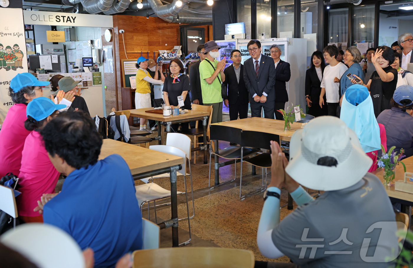(서울=뉴스1) = 최휘영 문화체육관광부 장관이 18일 제주 서귀포시 제주올레 여행자센터에서 열린 고(故) 서명숙 제주올레 이사장 국민훈장 모란장 추서식을 마치고 제주올레 여행자센 …