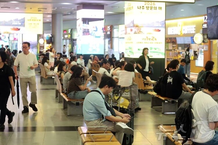 본문 이미지 - 18일 오후 전남광주통합특별시 서구 광천동 광주종합버스터미널에서 시민들이 연휴를 맞아 여행을 가기 위해 대기하고 있다. 2026.7.18 ⓒ 뉴스1 조수민 기자