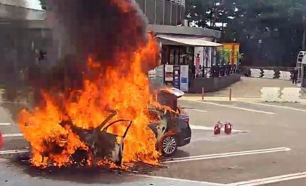 서해안고속도로 화성휴게소 주차 차량서 화재…인명피해는 없어