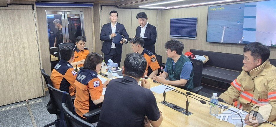 본문 이미지 - 인천 서해구 물류창고 화재 총력 대응관련 상황판단회의를 실시하고 있다