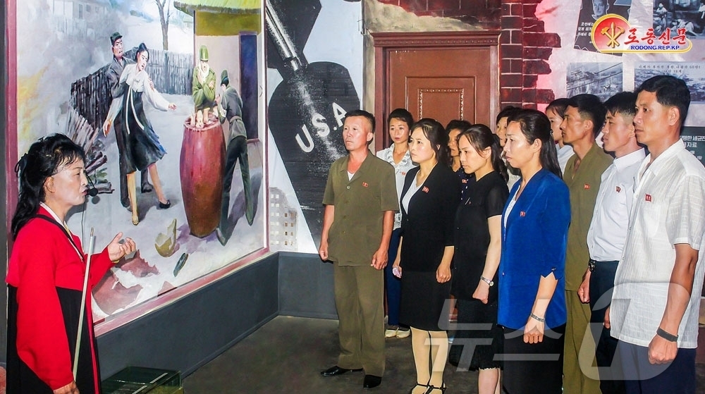 (평양 노동신문=뉴스1) = 북한 노동당 기관지 노동신문은 봉천군계급교양관의 한 그림을 조명하며 반미교양에 나섰다. 신문은 조국해방전쟁(한국전쟁) 당시 미국의 민간인 학살 모습을 …