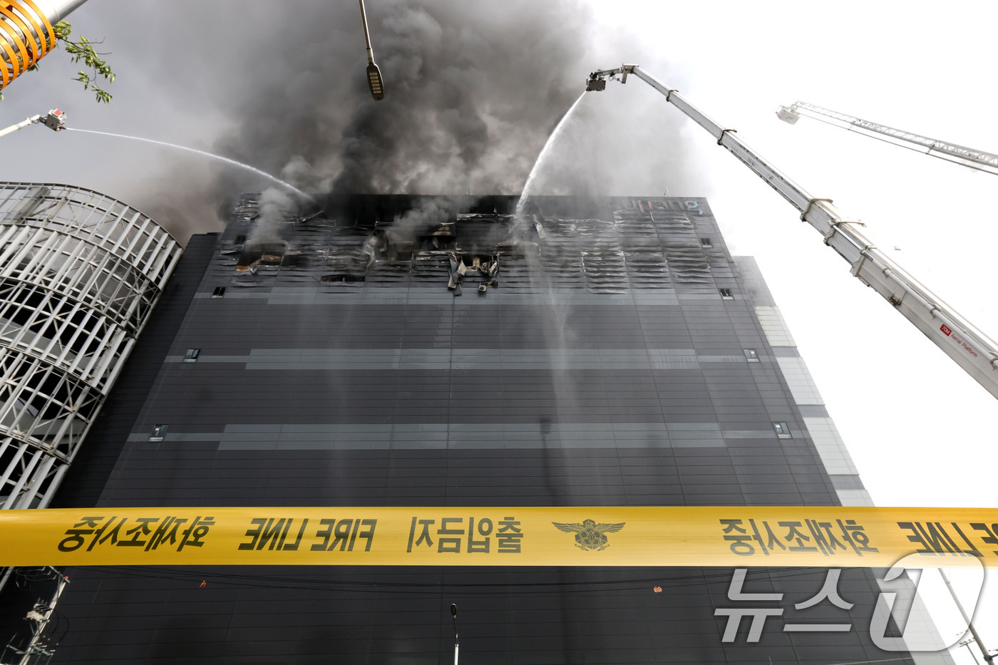 (인천=뉴스1) 이광호 기자 = 19일 오전 인천 서해구 석남동 쿠팡32물류센터에서 화재가 발생해 소방당국이 진압을 하고 있다.전날 오전 6시 54분쯤 발생한 화재는 24시간을 넘 …