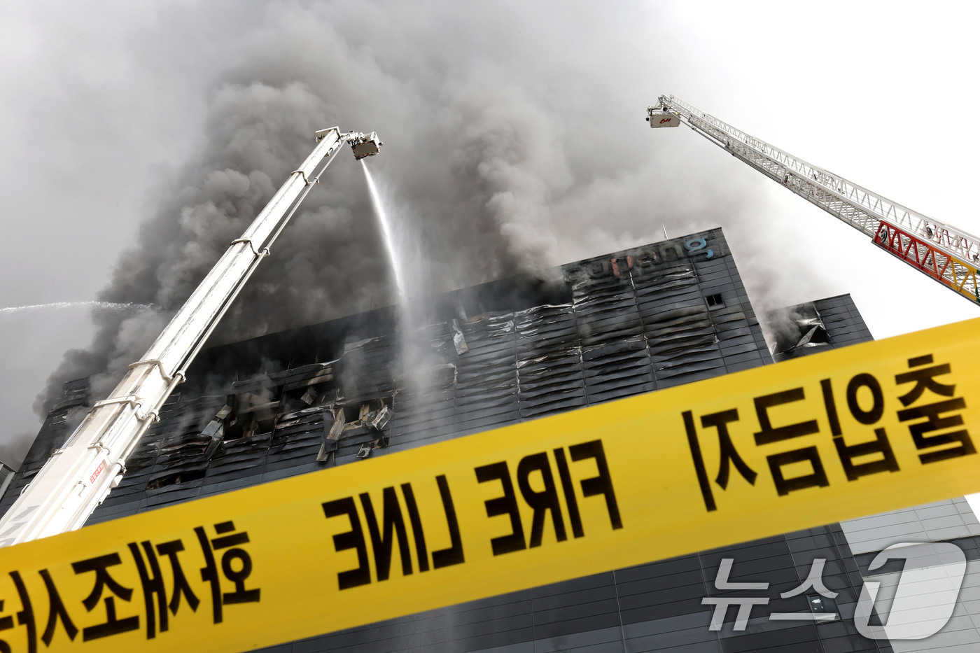 (인천=뉴스1) 이광호 기자 = 19일 오전 인천 서해구 석남동 쿠팡32물류센터에서 화재가 발생해 소방당국이 진압을 하고 있다.전날 오전 6시 54분쯤 발생한 화재는 24시간을 넘 …