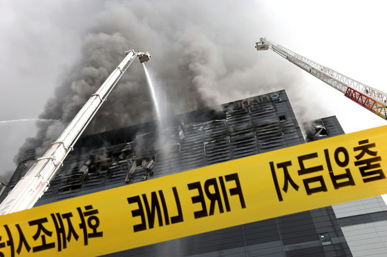 이틀쨰 이어지는 인천 쿠팡 물류센터 화재 진압