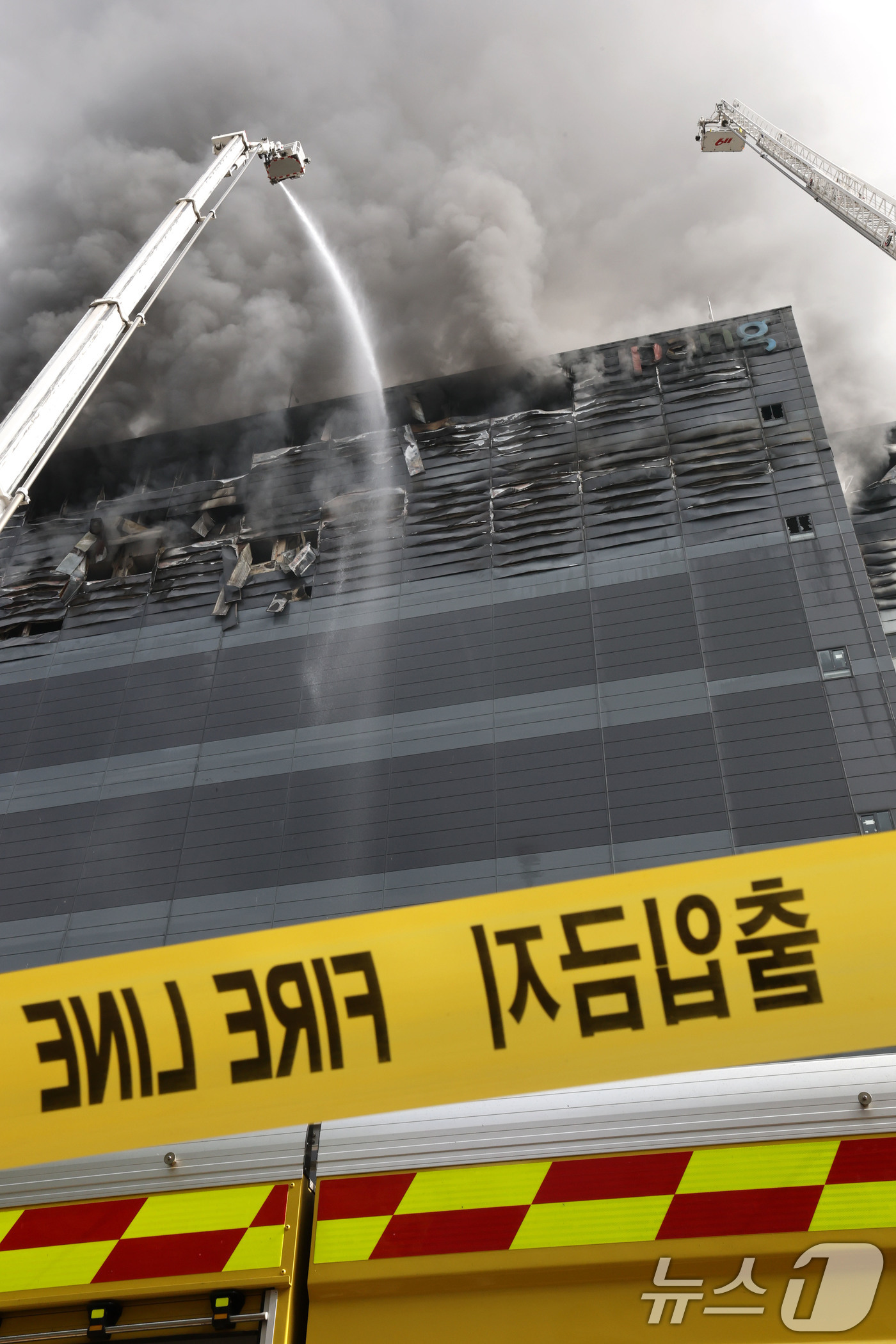 (인천=뉴스1) 이광호 기자 = 19일 오전 인천 서해구 석남동 쿠팡32물류센터에서 화재가 발생해 소방당국이 진압을 하고 있다.전날 오전 6시 54분쯤 발생한 화재는 24시간을 넘 …