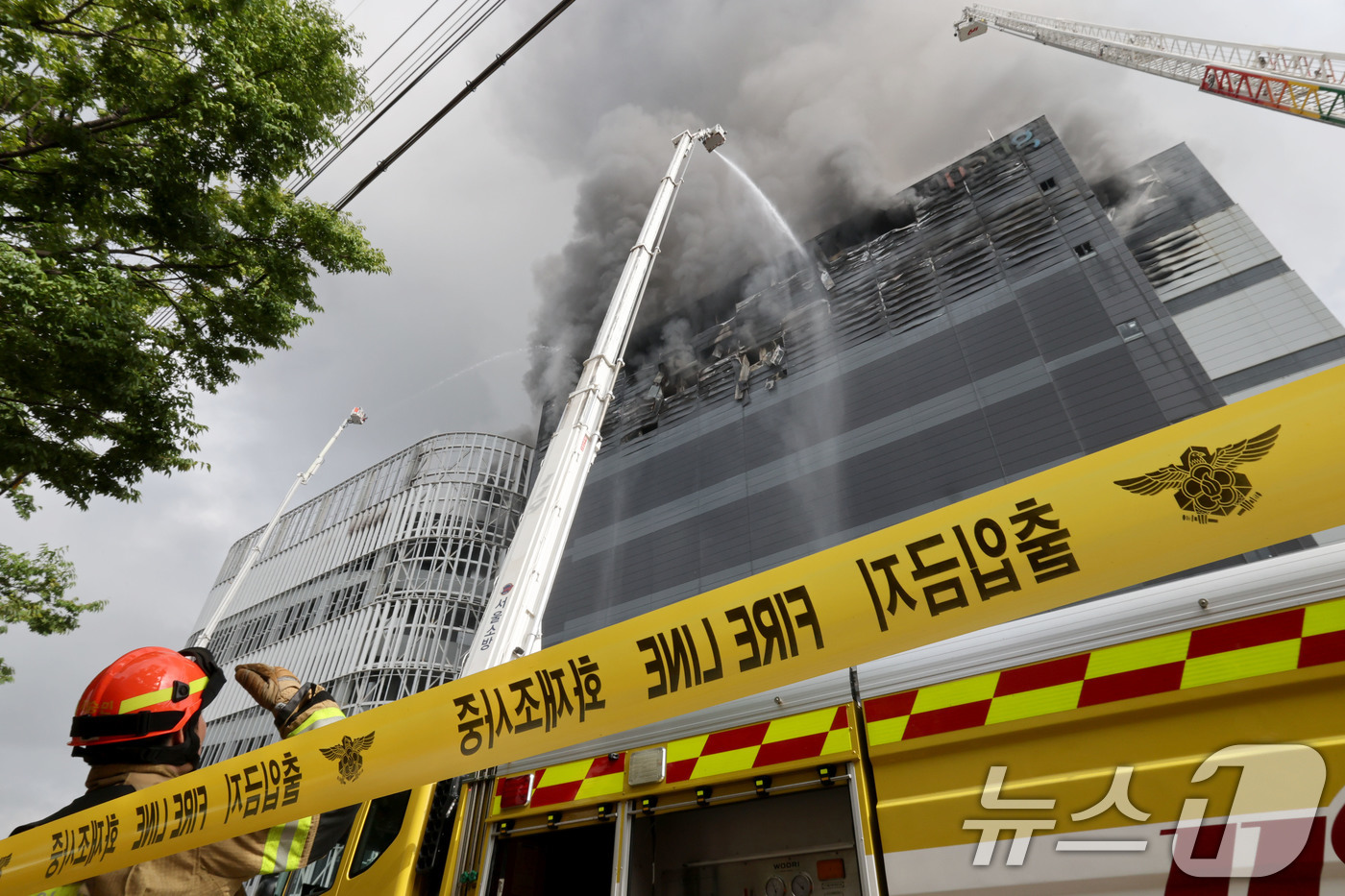 (인천=뉴스1) 이광호 기자 = 19일 오전 인천 서해구 석남동 쿠팡32물류센터에서 화재가 발생해 소방당국이 진압을 하고 있다.전날 오전 6시 54분쯤 발생한 화재는 24시간을 넘 …