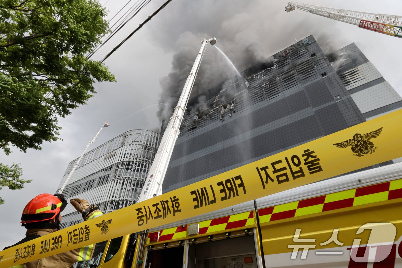본문 이미지 - 19일 오전 인천 서해구 석남동 쿠팡32물류센터에서 화재가 발생해 소방당국이 진압을 하고 있다. 2026.7.19 ⓒ 뉴스1 이광호 기자