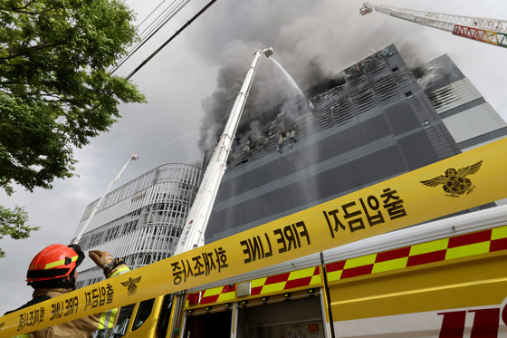 계속되는 쿠팡 물류센터 화재 진화 작업
