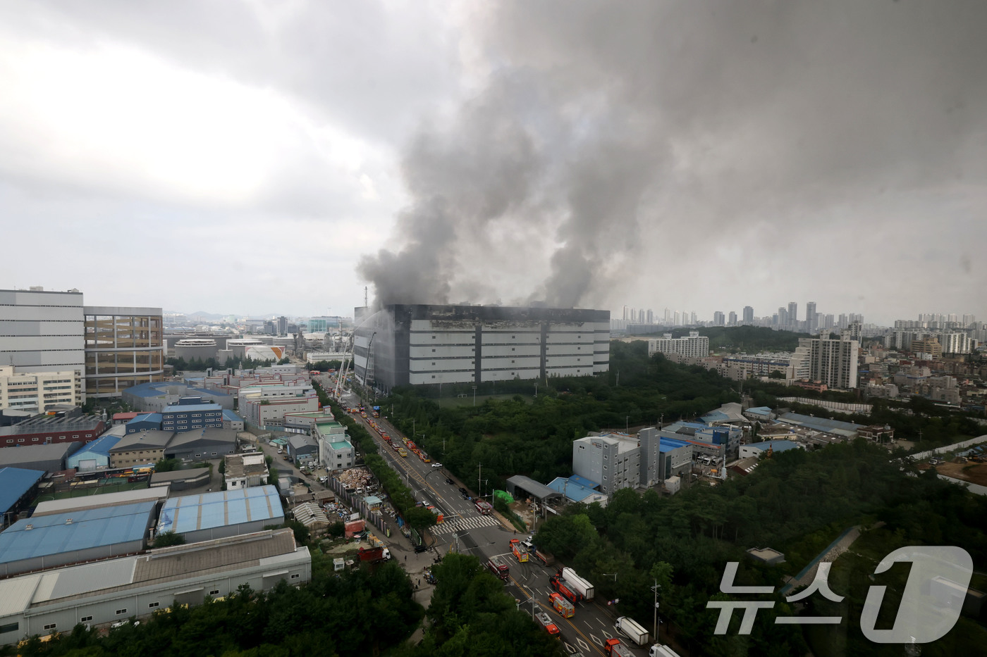 (인천=뉴스1) 이광호 기자 = 19일 오전 인천 서해구 석남동 쿠팡32물류센터에서 화재가 발생해 소방당국이 진화작업을 하고 있다.전날 오전 6시 54분쯤 발생한 화재는 24시간을 …