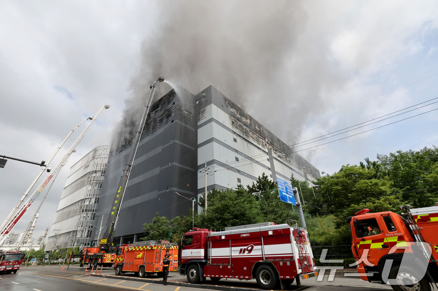 (인천=뉴스1) 이광호 기자 = 19일 오전 인천 서해구 석남동 쿠팡32물류센터에서 화재가 발생해 소방당국이 진화작업을 하고 있다.전날 오전 6시 54분쯤 발생한 화재는 24시간을 …