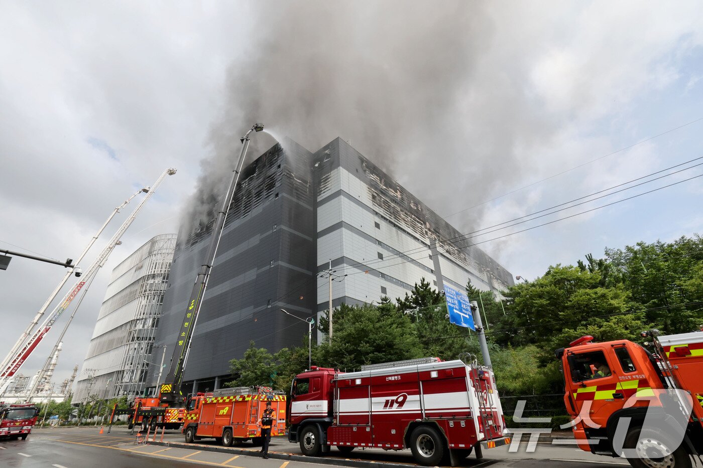 본문 이미지 - 19일 오전 인천 서해구 석남동 쿠팡32물류센터에서 화재가 발생해 소방당국이 진화작업을 하고 있다. 2026.7.19 ⓒ 뉴스1 이광호 기자