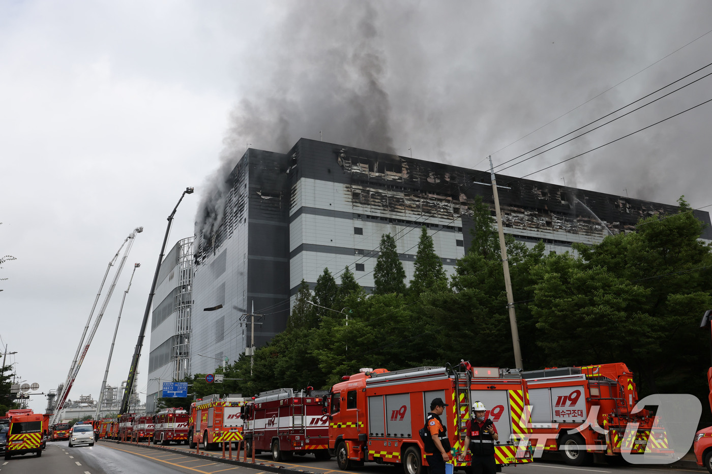 (인천=뉴스1) 이광호 기자 = 19일 오전 인천 서해구 석남동 쿠팡32물류센터에서 화재가 발생해 소방당국이 진화작업을 하고 있다.전날 오전 6시 54분쯤 발생한 화재는 24시간을 …