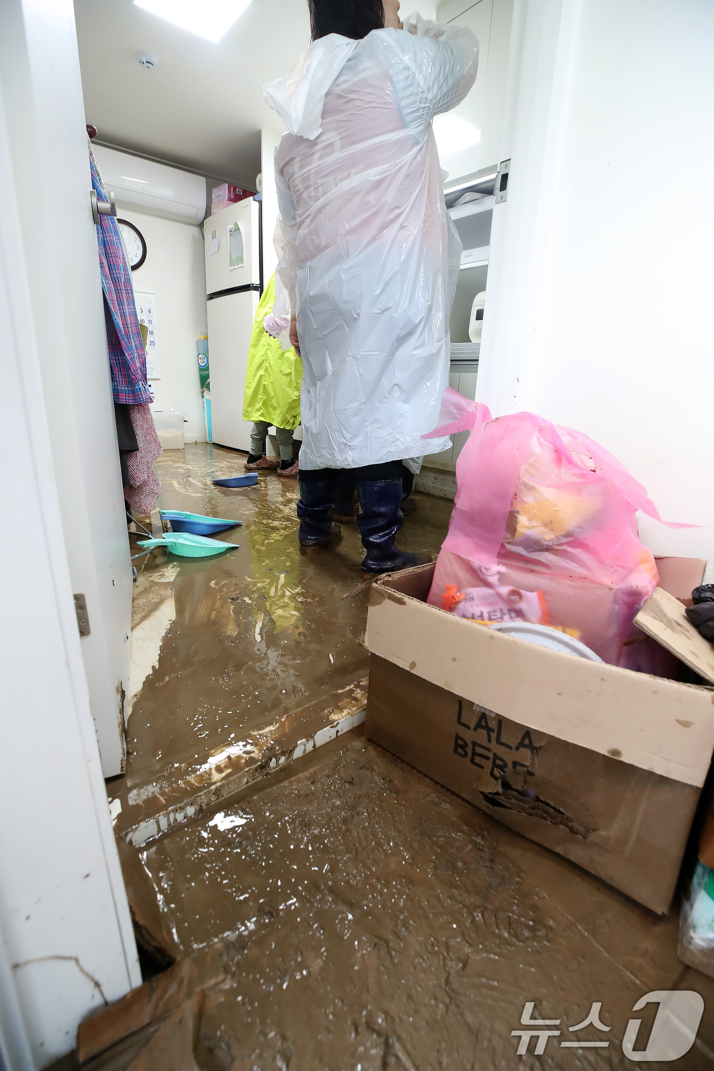 (안동=뉴스1) 공정식 기자 = 19일 오전 경북 안동시 일직면 귀미리 산불 이재민 주거용 임시 주택에 집중호우가 쏟아져 주민들이 복구작업을 벌이고 있다. 2026.7.19/뉴스1 …
