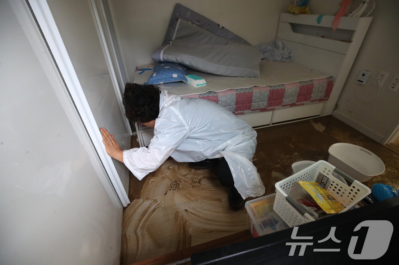 본문 이미지 - 19일 오전 경북 안동시 일직면 귀미리 산불 이재민 주거용 임시 주택에 집중호우가 쏟아져 주민들이 복구작업을 벌이고 있다. 2026.7.19 ⓒ 뉴스1 공정식 기자