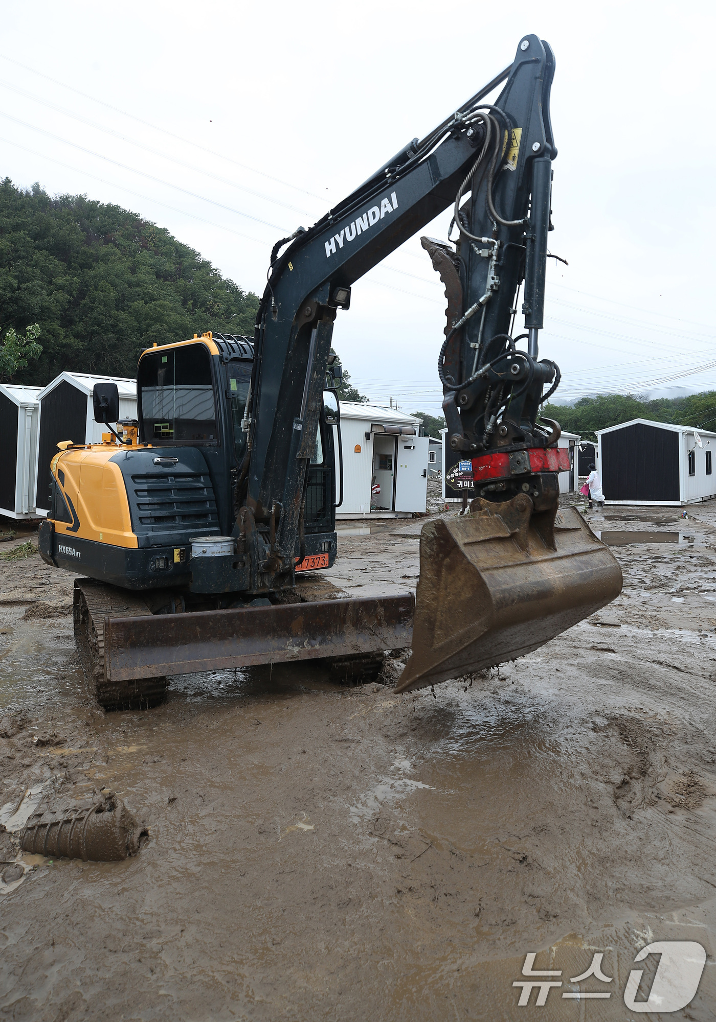 (안동=뉴스1) 공정식 기자 = 19일 오전 경북 안동시 일직면 귀미리 산불 이재민 주거용 임시 주택에 집중호우가 쏟아져 안동시와 주민들이 복구작업을 벌이고 있다. 2026.7.1 …