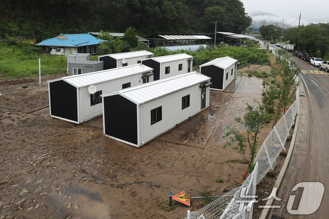 (안동=뉴스1) 공정식 기자 = 19일 오전 경북 안동시 일직면 귀미리 산불 이재민 주거용 임시 주택에 집중호우가 쏟아져 주택이 침수되고 일대가 뻘밭으로 변해 있다. 2026.7. …