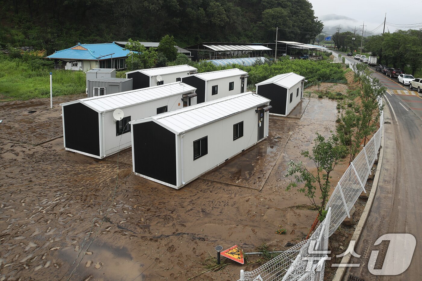 본문 이미지 - 19일 오전 경북 안동시 일직면 귀미리 산불 이재민 주거용 임시 주택에 집중호우가 쏟아져 주택이 침수되고 일대가 뻘밭으로 변해 있다. 2026.7.19 ⓒ 뉴스1 공정식 기자
