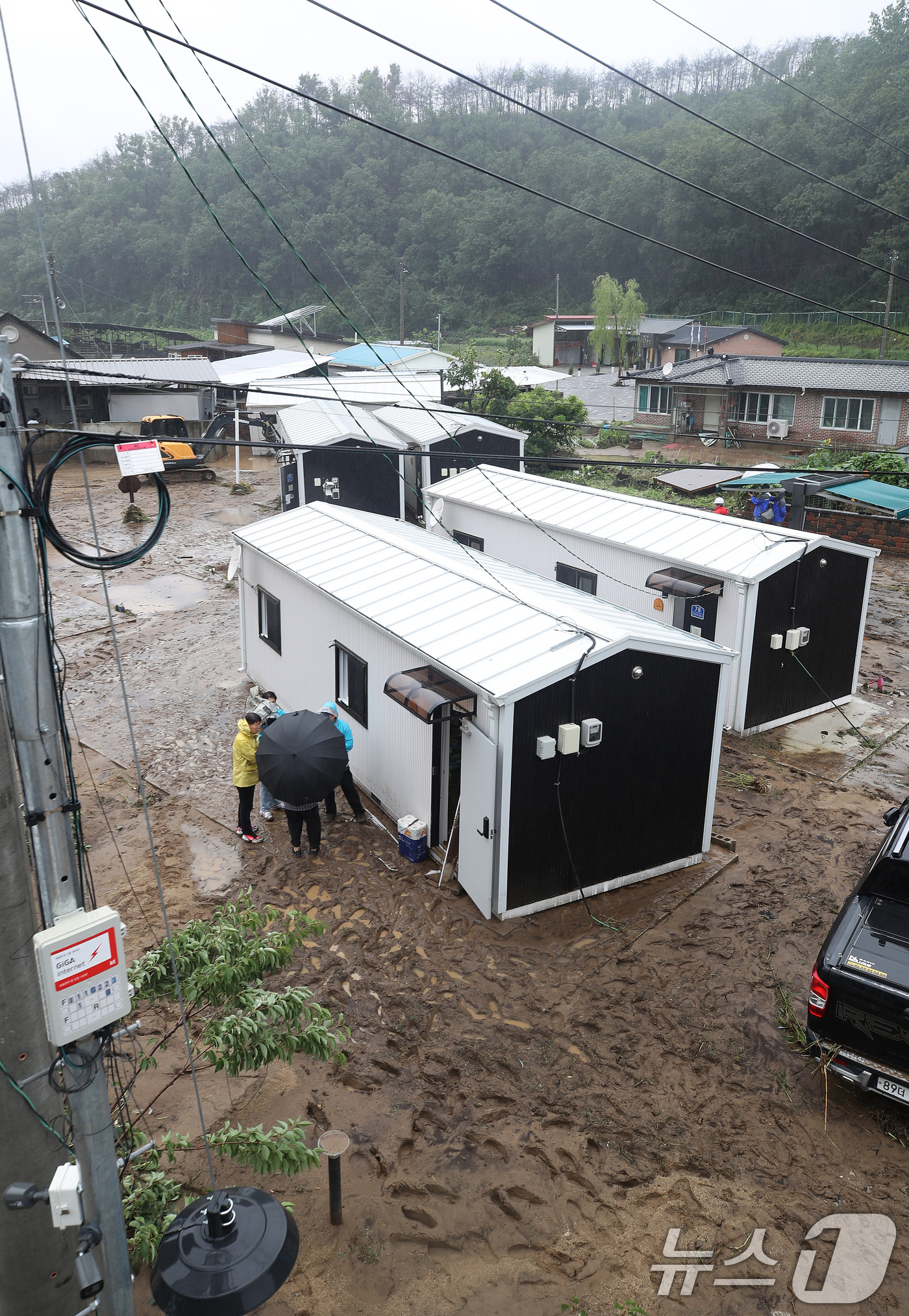 (안동=뉴스1) 공정식 기자 = 19일 오전 경북 안동시 일직면 귀미리 산불 이재민 주거용 임시 주택에 집중호우가 쏟아져 주택이 침수되고 일대가 뻘밭으로 변해 있다. 2026.7. …