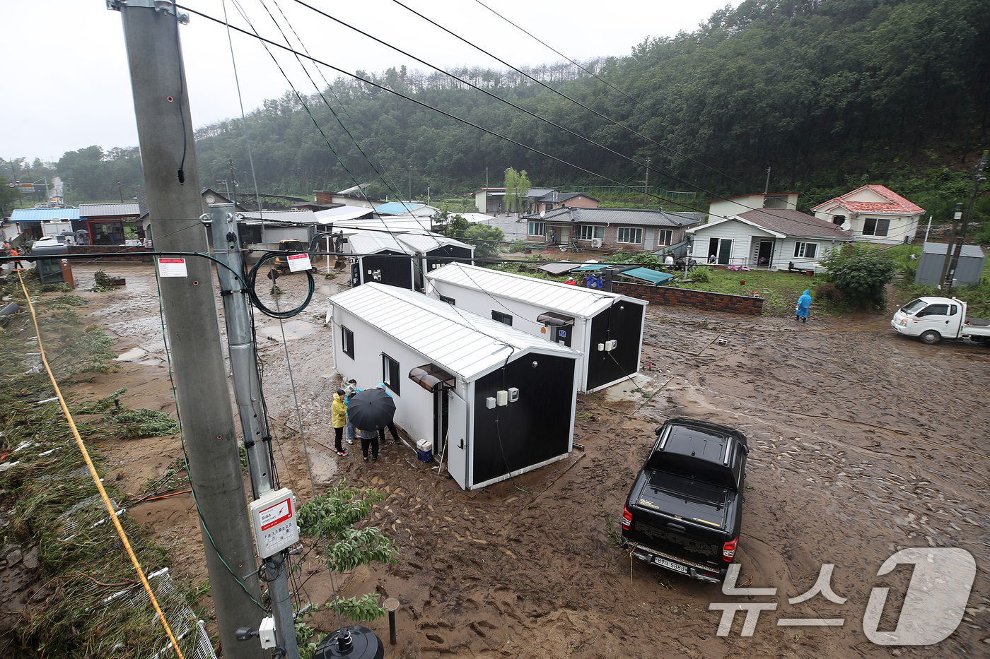 (안동=뉴스1) 공정식 기자 = 19일 오전 경북 안동시 일직면 귀미리 산불 이재민 주거용 임시 주택에 집중호우가 쏟아져 주택이 침수되고 일대가 뻘밭으로 변해 있다. 2026.7. …