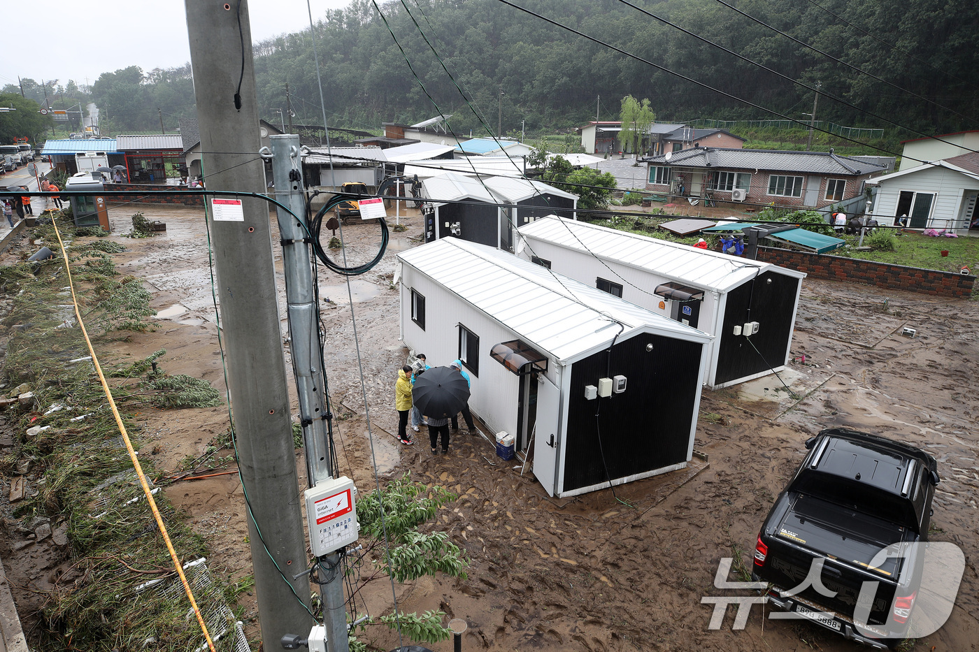 (안동=뉴스1) 공정식 기자 = 19일 오전 경북 안동시 일직면 귀미리 산불 이재민 주거용 임시 주택에 집중호우가 쏟아져 주택이 침수되고 일대가 뻘밭으로 변해 있다. 2026.7. …
