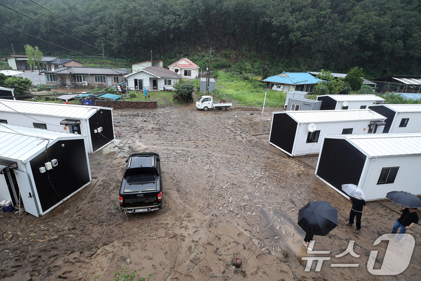 (안동=뉴스1) 공정식 기자 = 19일 오전 경북 안동시 일직면 귀미리 산불 이재민 주거용 임시 주택에 집중호우가 쏟아져 주택이 침수되고 일대가 뻘밭으로 변해 있다. 2026.7. …