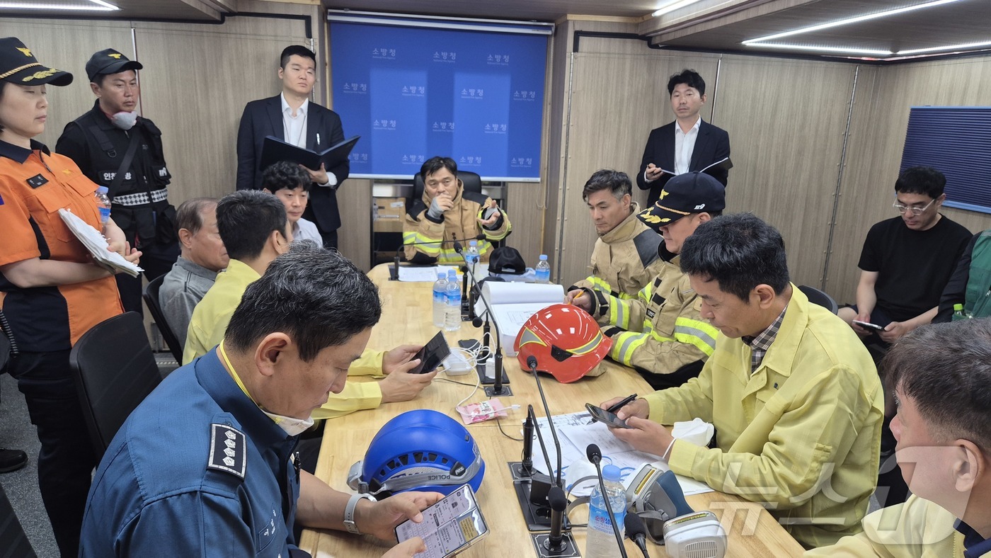 (서울=뉴스1) = 최용철 중앙긴급구조통제단장이 19일 오전 인천 서해구 물류창고 화재 현장에서 유관기관 관계자들과 대응 상황을 논의하고 있다.(소방청 제공. 재판매 및 DB금지) …
