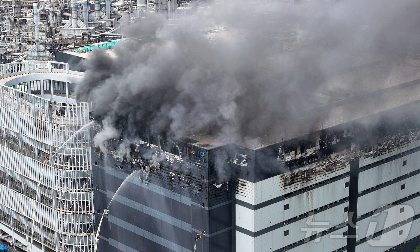 (인천=뉴스1) 김진환 기자 = 19일 오전 인천 서해구 석남동 쿠팡32물류센터에서 화재가 발생해 소방당국이 진압을 하고 있다.전날 오전 6시 54분쯤 발생한 화재는 24시간을 넘 …