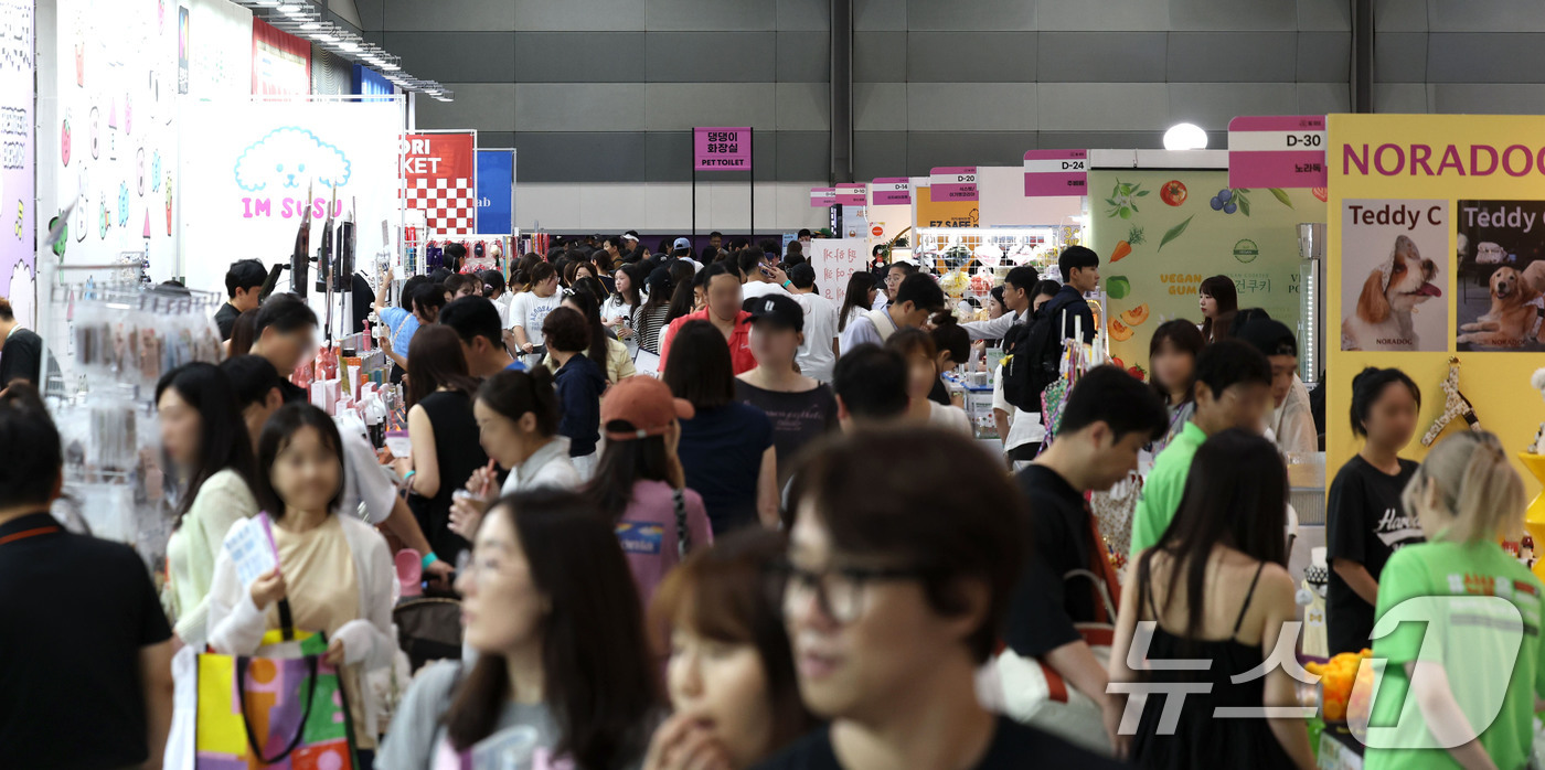 (서울=뉴스1) 이종수 기자 = 19일 서울 강남구 코엑스에서 열린 '2026 케이펫페어 서울'에서 관람객들이 부스를 둘러보고 있다.이번 전시에서는 사료, 의류, 유모차, 장난감 …