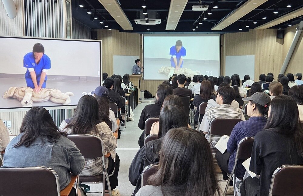본문 이미지 - 장범수 로얄동물메디컬센터 강동 수의사가 2026 동물보건사 연수교육에서 '응급 중증 대응과 심폐소생술(CPCR)'을 주제로 강의하고 있다. ⓒ 뉴스1