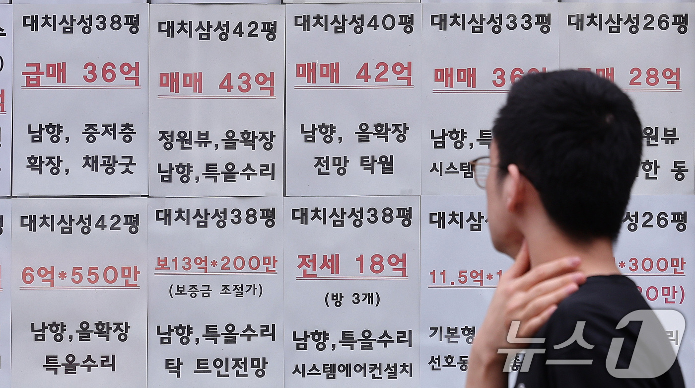 (서울=뉴스1) 박지혜 기자 = 서울 아파트 전세가격이 임대차3법 시행 당시보다 더 가파른 상승세를 보이고 있는 19일 서울 시내 한 부동산 중개업소에 전세 매물 안내문이 붙어 있 …