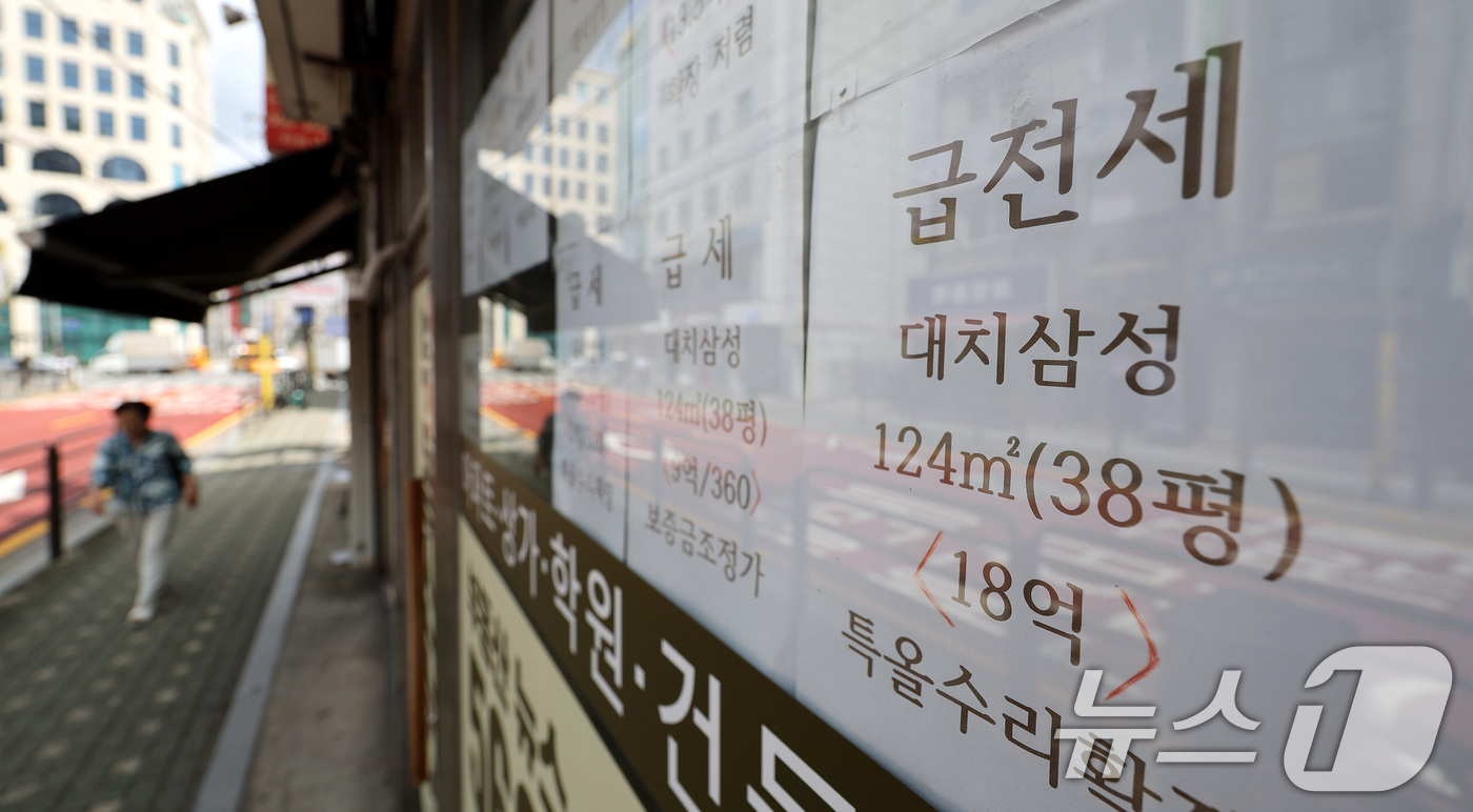 (서울=뉴스1) 박지혜 기자 = 서울 아파트 전세가격이 임대차3법 시행 당시보다 더 가파른 상승세를 보이고 있는 19일 서울 시내 한 부동산 중개업소에 전세 매물 안내문이 붙어 있 …