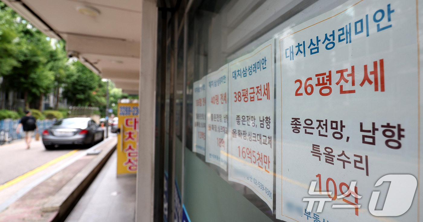 (서울=뉴스1) 박지혜 기자 = 서울 아파트 전세가격이 임대차3법 시행 당시보다 더 가파른 상승세를 보이고 있는 19일 서울 시내 한 부동산 중개업소에 전세 매물 안내문이 붙어 있 …