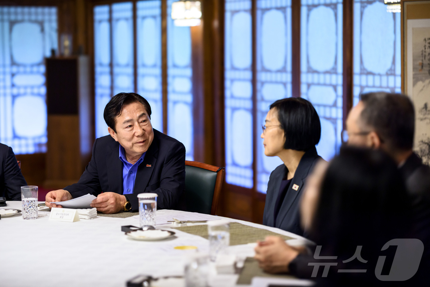 (서울=뉴스1) = 한성숙 국무총리(오른쪽)가 19일 서울 종로구 국무총리 서울공관에서 열린 중소기업협단체 오찬간담회에서 김기문 중소기업중앙회장의 발언을 듣고 있다. (국무총리실 …