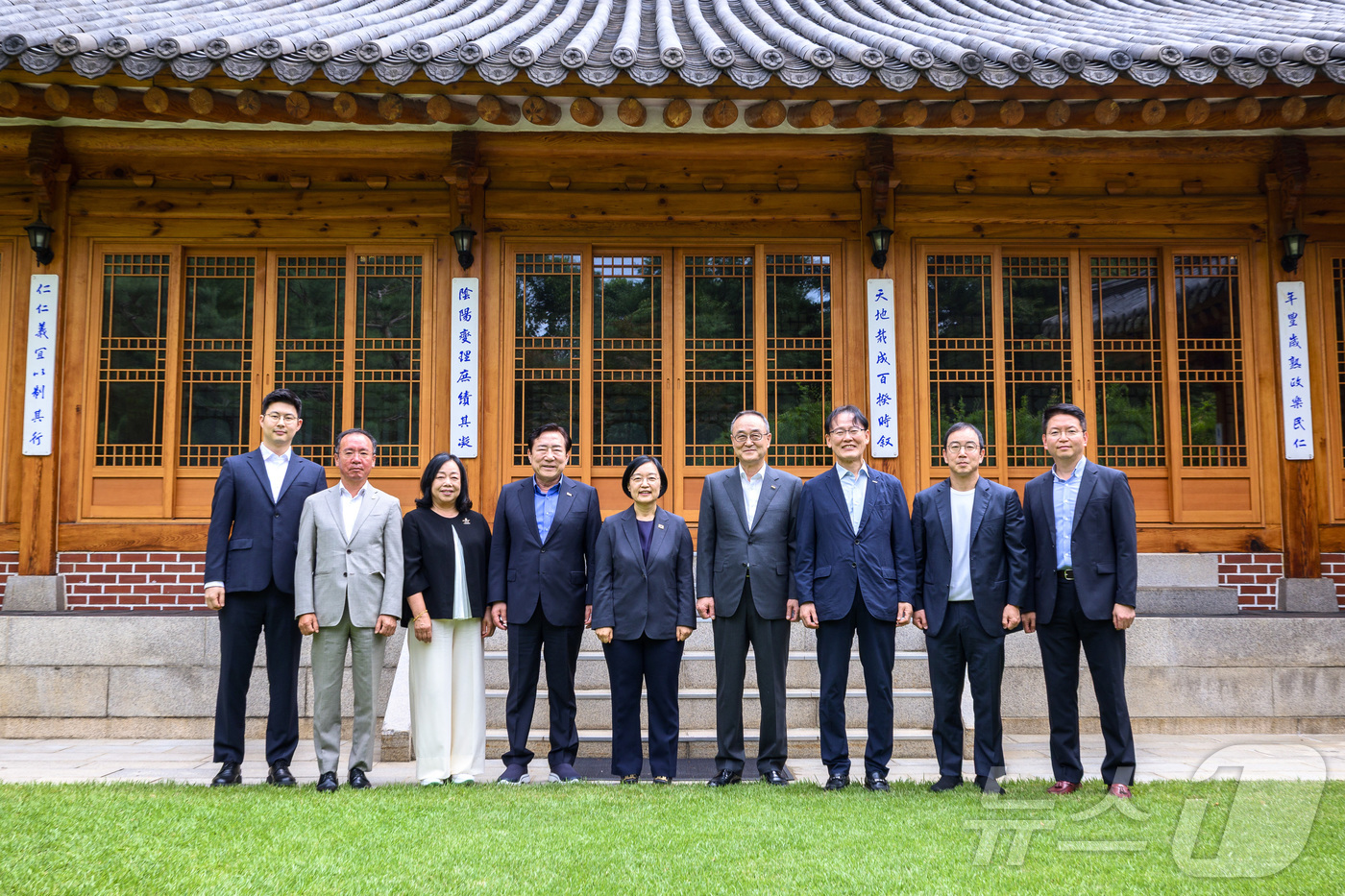 (서울=뉴스1) = 한성숙 국무총리가 19일 서울 종로구 국무총리 서울공관에서 열린 중소기업협단체 오찬간담회에서 김기문 중소기업중앙회장을 비롯한 참석자들과 기념촬영을 하고 있다. …