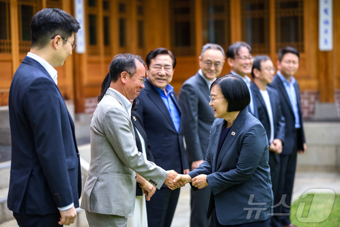 본문 이미지 - 한성숙 국무총리가 19일 서울 종로구 국무총리 서울공관에서 열린 중소기업협단체 오찬간담회에서 참석자들과 인사하고 있다. (국무총리실 제공. 재판매 및 DB 금지) 2026.7.19 ⓒ 뉴스1