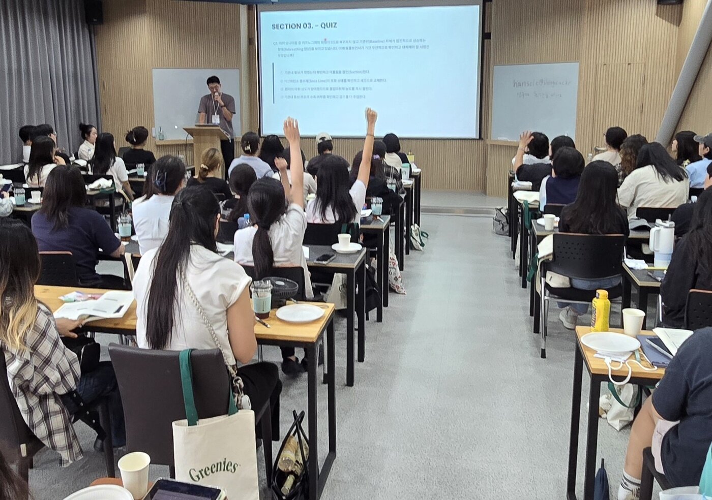 본문 이미지 - 박관오 로얄동물메디컬센터 본원 동물간호부장이 2026 동물보건사 연수교육에서 '수술 환자의 마취 모니터링'을 주제로 강의하고 있다. ⓒ 뉴스1