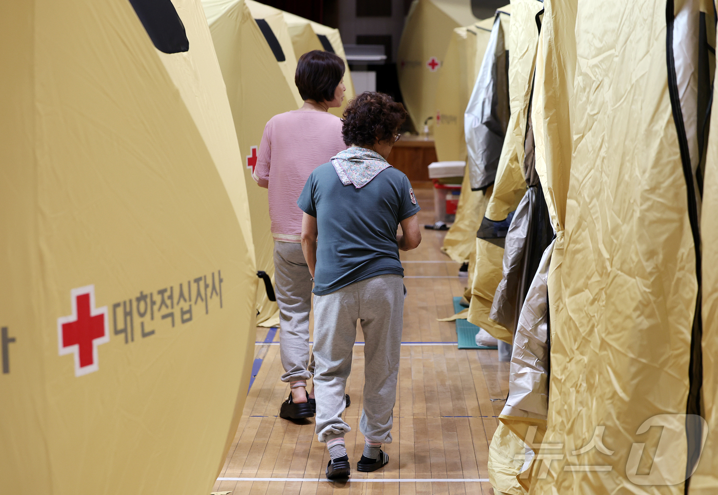 (인천=뉴스1) 김진환 기자 = 19일 인천 서해구 신현동 신현초등학교 체육관에 마련된 쿠팡 물류센터 화재 임시 대피소에서 시민들이 설치된 임시 텐트에서 휴식을 취하고 있다.전날 …