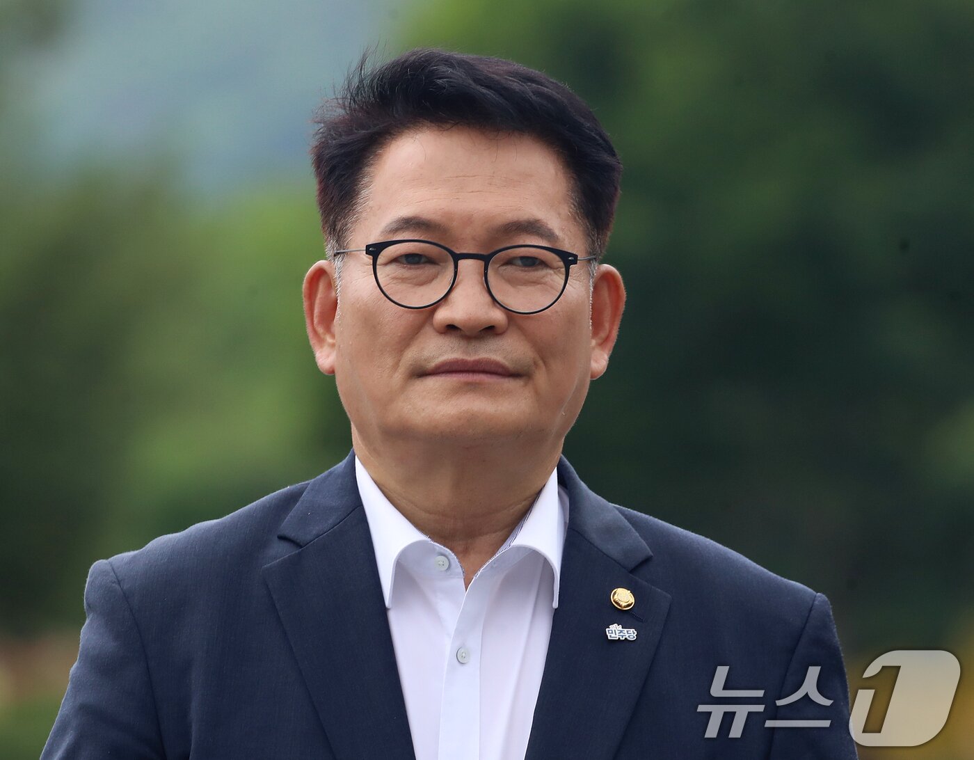 본문 이미지 - 더불어민주당 당권 주자인 송영길 전 대표가 19일 경남 김해 진영읍 봉하마을을 찾아 고 노무현 전 대통령 묘역을 참배하고 있다. 2026.7.19 ⓒ 뉴스1 윤일지 기자