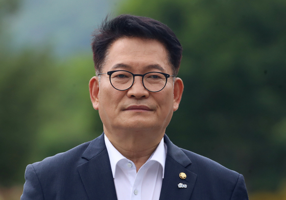 고 노무현 전 대통령 묘역 바라보는 송영길 전 대표