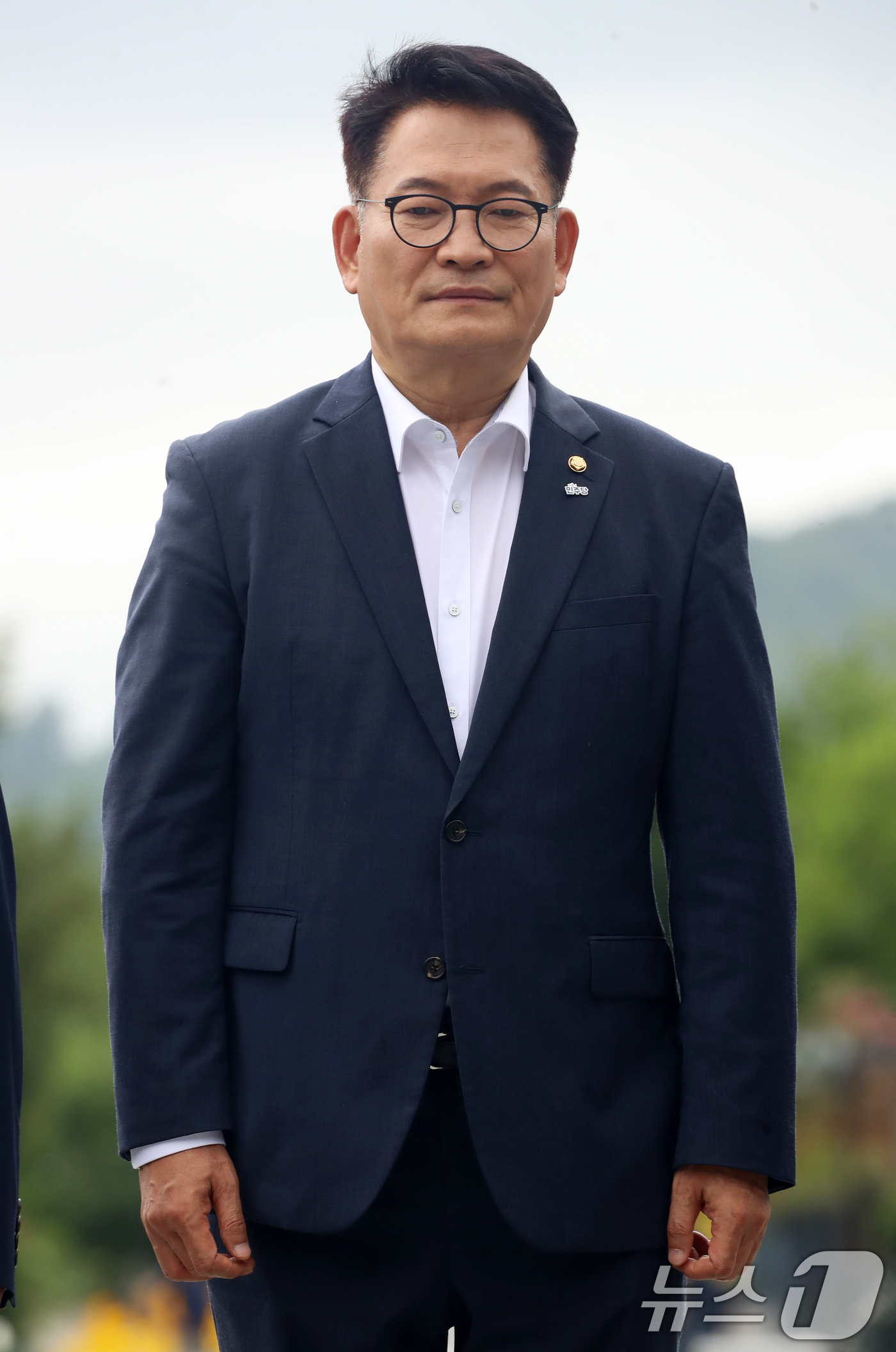 (김해=뉴스1) 윤일지 기자 = 더불어민주당 당권 주자인 송영길 전 대표가 19일 경남 김해 진영읍 봉하마을을 찾아 고 노무현 전 대통령 묘역을 참배하고 있다. 2026.7.19/ …