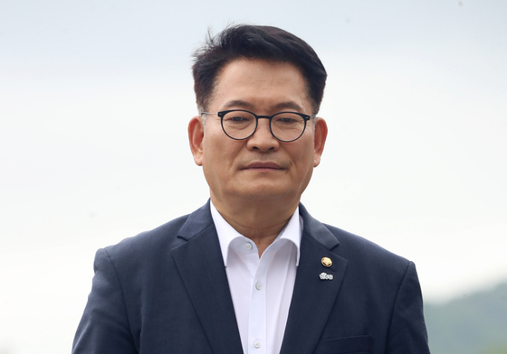 고 노무현 전 대통령 묘역 바라보는 송영길 전 대표