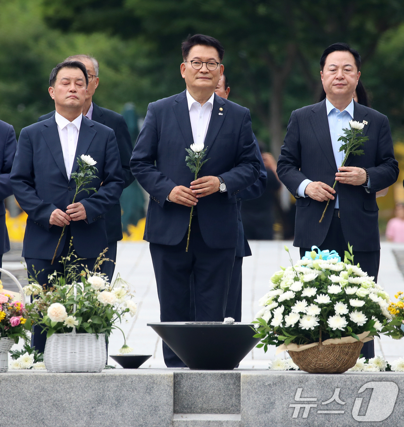 (김해=뉴스1) 윤일지 기자 = 더불어민주당 당권 주자인 송영길 전 대표가 19일 경남 김해 진영읍 봉하마을을 찾아 고 노무현 전 대통령 묘역을 참배하고 있다. 2026.7.19/ …