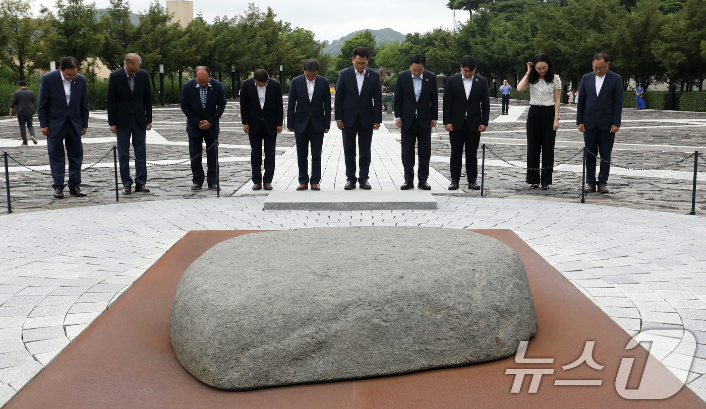 (김해=뉴스1) 윤일지 기자 = 더불어민주당 당권 주자인 송영길 전 대표가 19일 경남 김해 진영읍 봉하마을을 찾아 고 노무현 전 대통령 묘역을 참배하고 있다. 2026.7.19/ …
