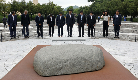 너럭바위 앞에 선 송영길 전 대표