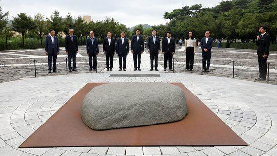'당권 도전' 송영길, 고 노무현 전 대통령 묘역 참배