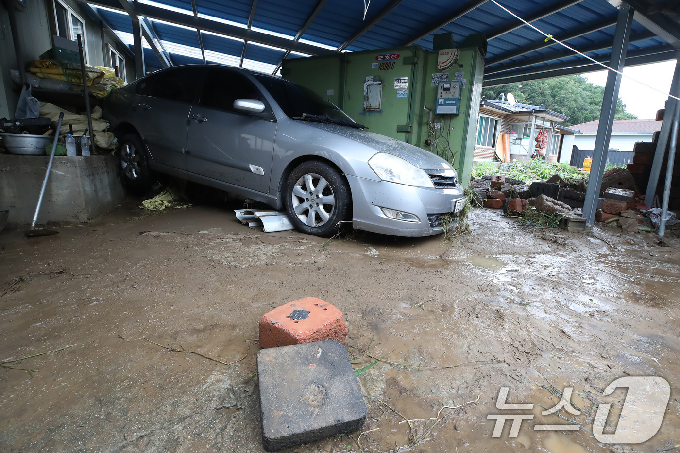 (안동=뉴스1) 공정식 기자 = 19일 경북 안동시 일직면 귀미리 한 주택에 세워둔 차량이 집중호우에 불어난 물과 무너진 담장에 밀려 파손돼 있다. 2026.7.19/뉴스1