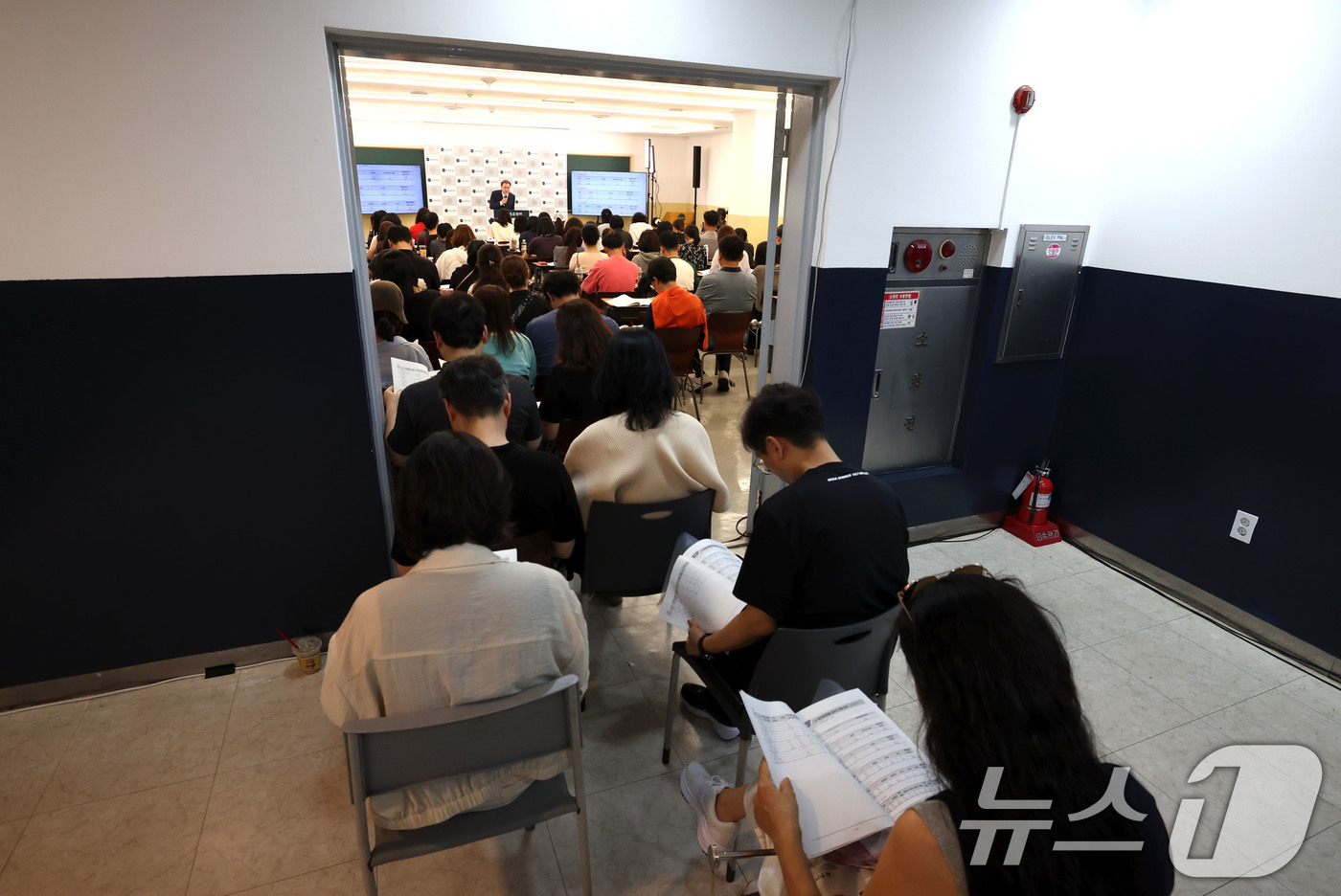 (서울=뉴스1) 이종수 기자 = 19일 서울 강남구 대치동 강남종로학원에서 열린 ‘2027 수시·정시 대학 선택전략 특집 설명회’를 찾은 학부모들이 강연장 밖에 앉아 강의를 듣고 …